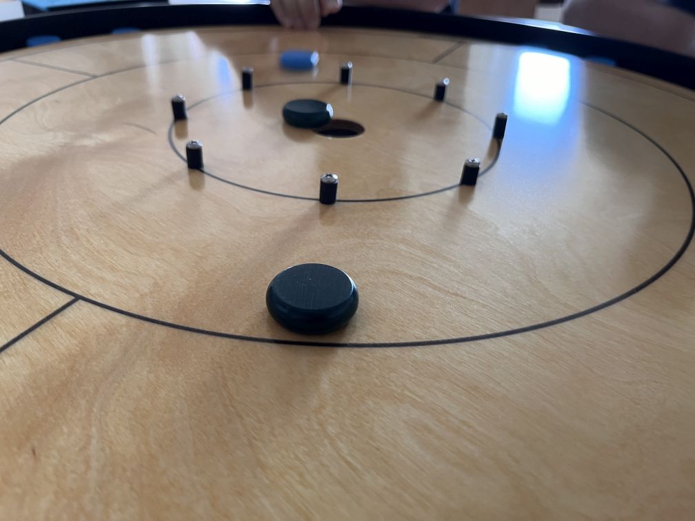 Eine Spielsituation in Crokinole