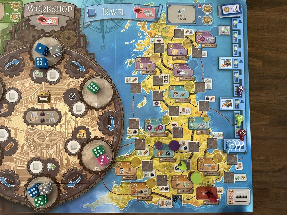 Das Bild zeigt das Spielfeld "Workshop" und "Travel" aus dem Brettspiel Ada's Dream. Auf der linken Seite ist das "Workshop"-Spielfeld zu sehen, auf dem verschiedene Zahnräder und Würfel in verschiedenen Farben (blau, grün, rosa) platziert sind. Diese Würfel sind Teil des Spielmechanismus und zeigen die verfügbaren Aktionen für die Spieler an. Auf der rechten Seite erstreckt sich das "Travel"-Spielfeld, das eine Landkarte von Großbritannien darstellt. Verschiedene Städte wie Edinburgh, Manchester und Oxford sind durch rote Linien miteinander verbunden. Jeder Ort hat spezifische Ressourcen und Symbole, die für das Spiel relevant sind. Einige farbige Marker sind auf der Karte positioniert und zeigen den Fortschritt der Spieler oder den Status bestimmter Aufgaben an.