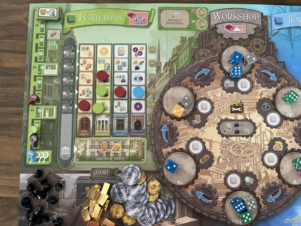 Das Bild zeigt das "Institutions"-Spielfeld und das "Workshop"-Spielfeld aus dem Brettspiel Ada's Dream. Links im Bild ist das "Institutions"-Spielfeld zu sehen, das verschiedene Institutionen und deren Fortschrittsmarker darstellt. Es gibt Felder für die "Royal Society", "Advancement of Science", "Astronomical Society" und die "British Government". In jedem dieser Felder befinden sich Marker, die den Fortschritt des Spielers auf diesen Institutionen anzeigen. Unter den Institutionen gibt es eine Leiste für Ressourcen und eine für das Level des Spielers, die den Fortschritt in verschiedenen Bereichen verfolgen. Rechts davon liegt das "Workshop"-Spielfeld mit Zahnrädern und Würfeln in verschiedenen Farben, die die Aktionen des Spielers beeinflussen. In der unteren linken Ecke sind Spielressourcen wie schwarze Edelsteine und Goldmünzen abgebildet, die für das Spiel verwendet werden können.